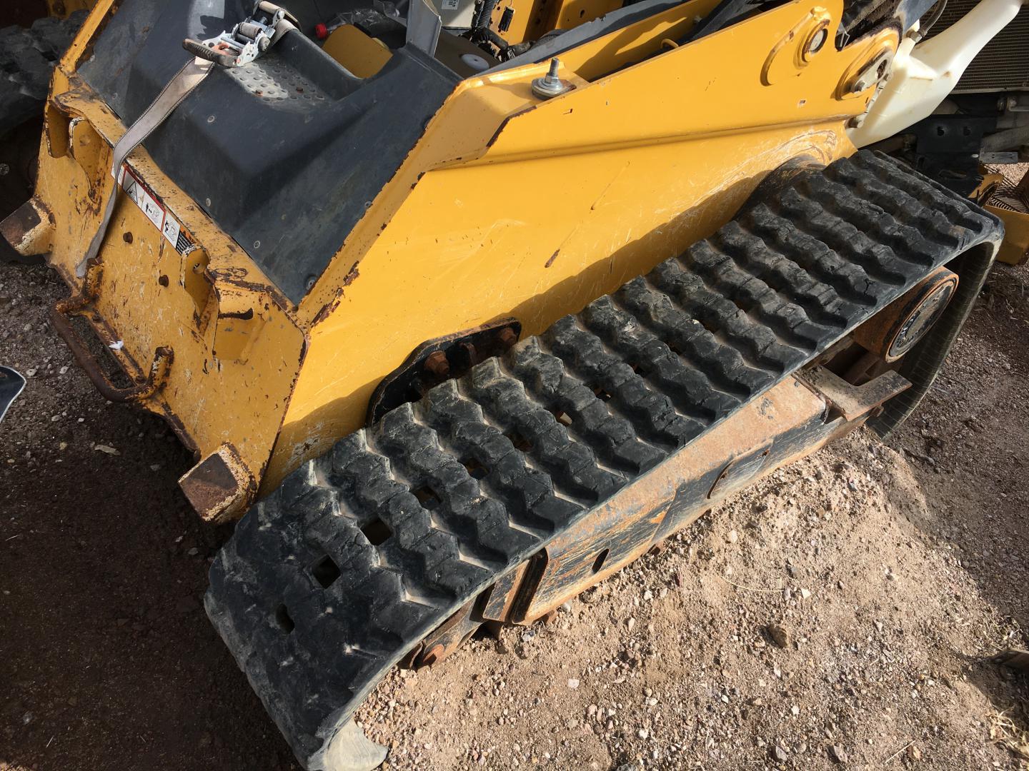 ./imagenes/INVOICE/2019/14662/MINICARGADOR JOHN DEERE 323E (7).JPG